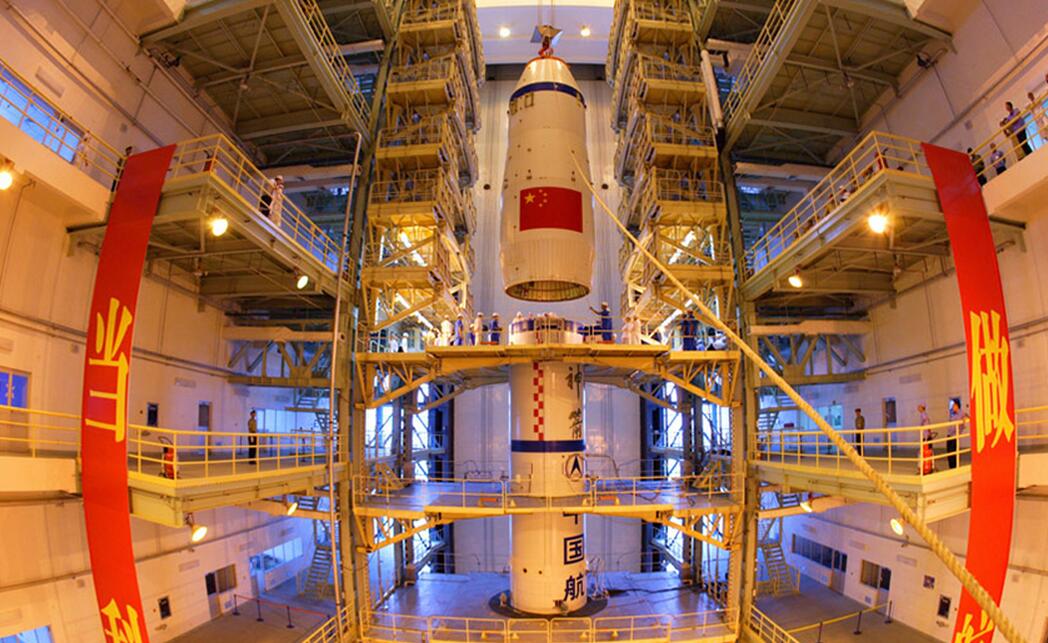 神舟七號(hào)返回艙吊裝